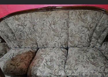 Divano+ tavolo+ 6 sedie  