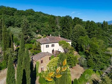Villa di 580 m² con più di 5 locali a Arezzo