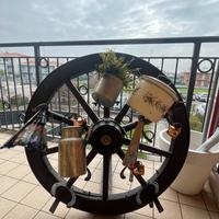 Ruota in legno e ferro porta vini