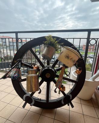 Ruota in legno e ferro porta vini