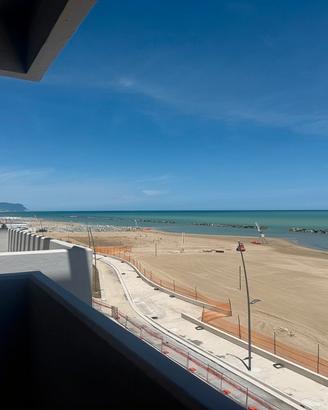 Vuoi un fronte mare con posto auto? Eccolo