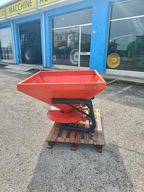 spandiconcime marca Howard per vigneto o frutteto