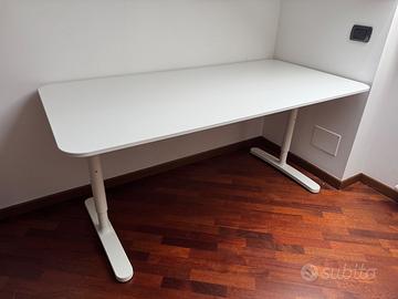 Scrivania e sedia da ufficio