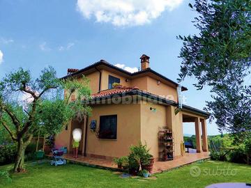 Villa unifamiliare 300mq con giardino e terreno