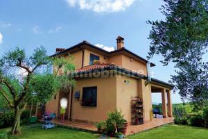 Villa unifamiliare 300mq con giardino e terreno