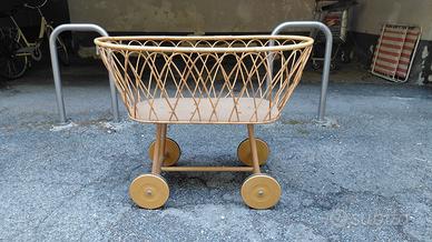 Culla vintage in vimini e legno su ruote