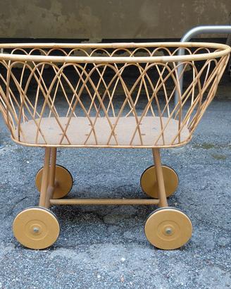 Culla vintage in vimini e legno su ruote