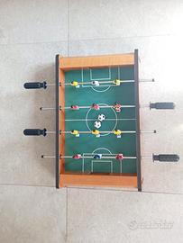 calciobalilla da tavolo con struttura in legno 