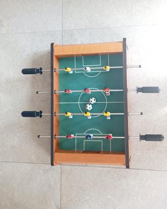 calciobalilla da tavolo con struttura in legno 
