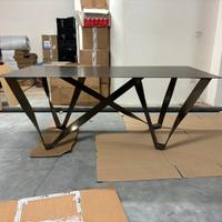 Tavolo di design in ferro verniciato a polvere