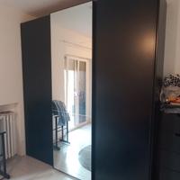 Armadio colore nero opaco con tre ante scorrevoli 