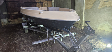 Barca in vetroresina solo lo scafo