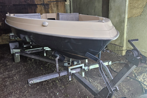 Barca in vetroresina solo lo scafo