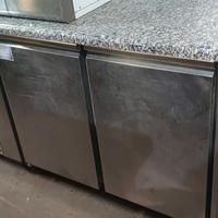 bancone frigo in acciaio con 2 sportelli frigo