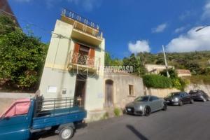 SOLUZIONE INDIPENDENTE CON ANNESSO TERRENO E DEPOS