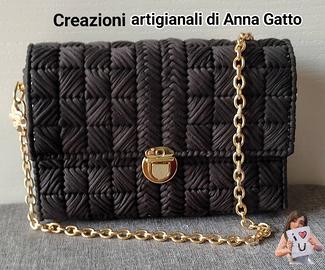 borsa ricamata su rete canvas