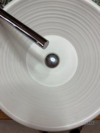 Lavabo da appoggio con rubinetto cromato