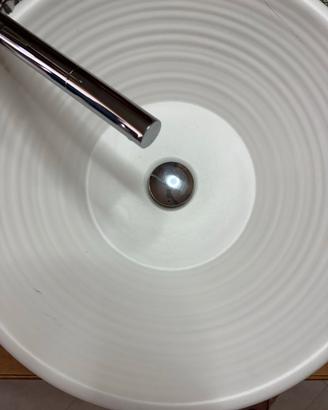 Lavabo da appoggio con rubinetto cromato