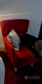 Poltrona IKEA rossa – comoda e moderna