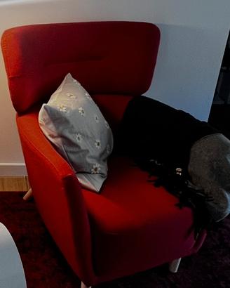 Poltrona IKEA rossa – comoda e moderna