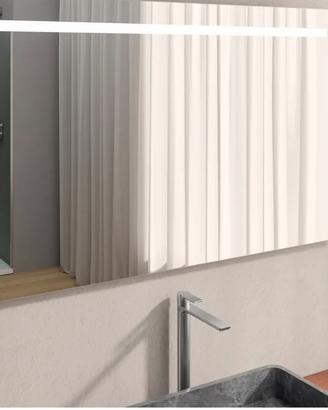 Specchio a led illuminato con luce calda e fredda