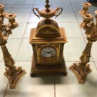 Antico orologio con candelabri