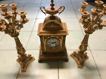 Antico orologio con candelabri