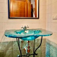 lavandino in vetro blu con ferro battuto