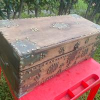 Baule del tesoro antico in legno