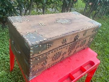 Baule del tesoro antico in legno