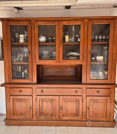 Credenza in legno massello con vetrina