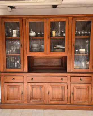 Credenza in legno massello con vetrina