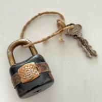 Antico lucchetto con chiavi
