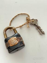 Antico lucchetto con chiavi