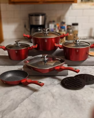 Batteria di pentole e padelle adatte induzione