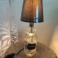 Lampada realizzata con bottiglie