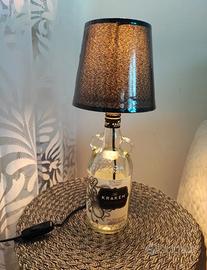 Lampada realizzata con bottiglie
