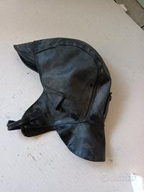 Vecchio cappello in pelle da moto