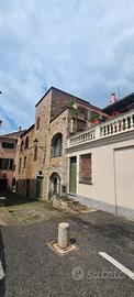 Casa da terra a cielo nel borgo storico