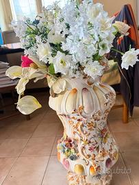 vaso di ceramica vintage in rilievo