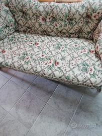 Divano in ratan con cuscini