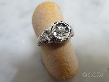 Anello in oro bianco con diamante