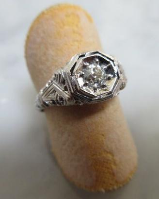 Anello in oro bianco con diamante