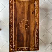 Tavolino intarsiato in noce massello