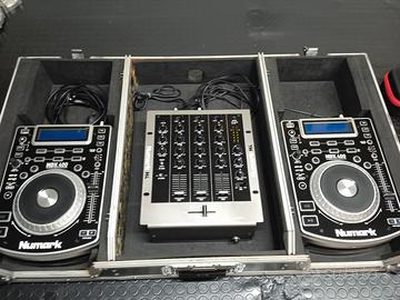 Console DJ Numark NDX 400 con mixer.