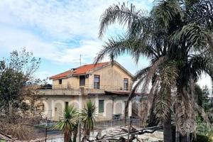 Villetta singola con terreno e serre a San Gerardo