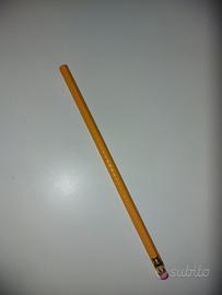 Matita gialla con gommino