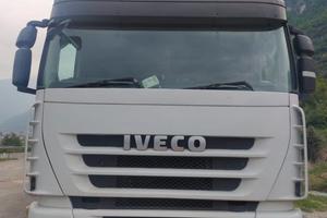 Iveco magirus 500 e5 con semirimorchio frigo.