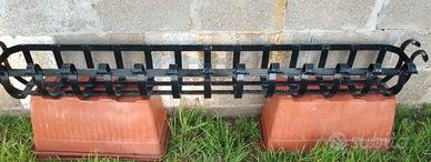 Fioriere in ferro battuto e griglie decorative