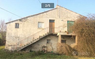 Casolare piu' terreno di circa 2,8 ha